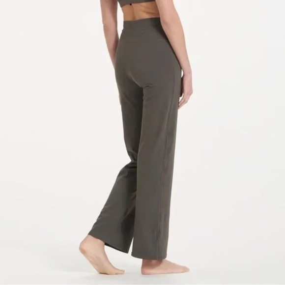 Vuori Daily Wide Leg Pants in Oregano - Picture 3 of 6